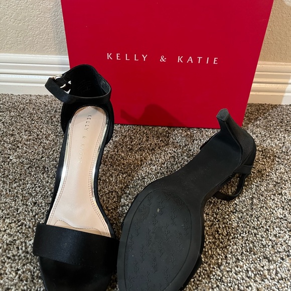 Kelly & Katie Black Women's Heels - Picture 2 of 2